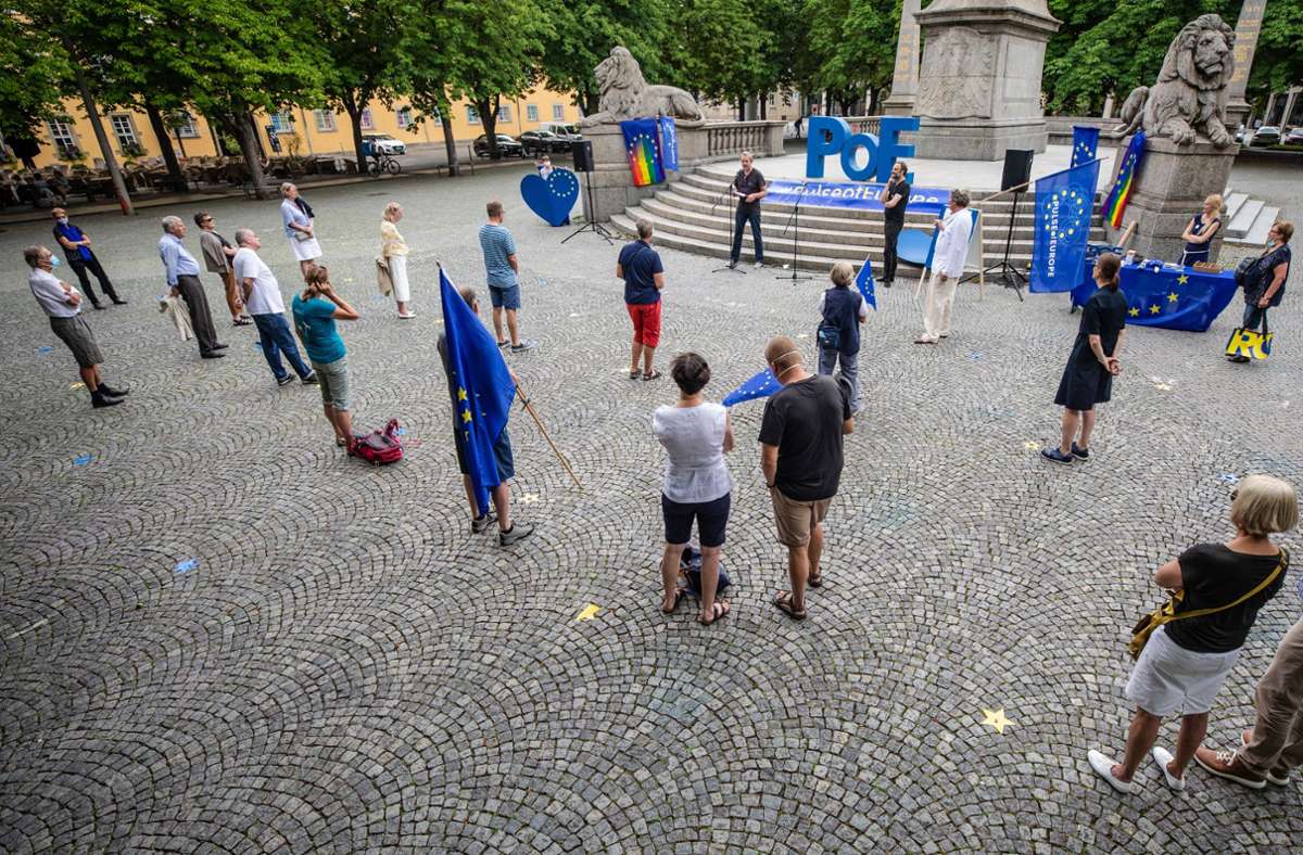 Gut 50 Anhänger von Pulse of Europe versammelten sich am Sonntag auf dem Karlsplatz. Foto: Lichtgut/Christoph Schmidt