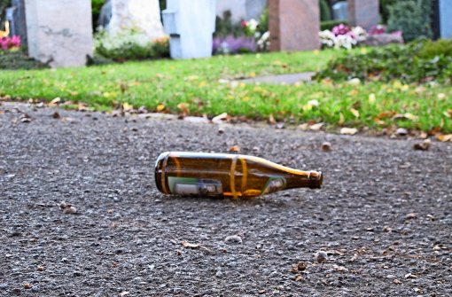 Leere Flaschen sind leider kein seltener Anblick auf dem Friedhof in Echterdingen. Foto: Malte Klein
