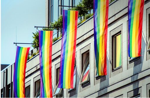 Seit dem Jahr 2007 hängen beim CSD Rainbow-Fahnen wie diese am Stuttgarter Rathaus. Foto: dpa/Wolfram Kastl