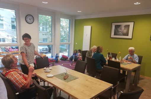 Anwohner verschiedenen Alters können sich im Wohncafé an der Rotenbergstraße 110 begegnen. Bisweilen entstehen Freundschaften, berichten Gäste. Foto:  