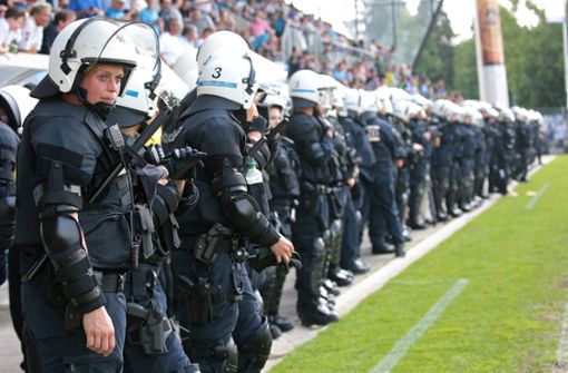 Wer muss für den Polizeieinsatz bei einem Hochrisikospiel zahlen? Foto: Pressefoto Baumann