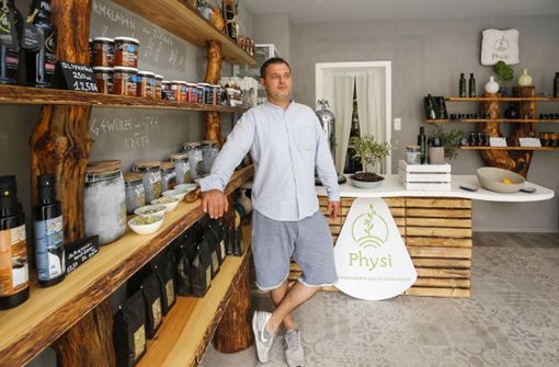 Der 44-jährige Grieche Kosta Nottas hat in Ludwigsburg jüngst einen kleinen Feinkost-Laden mit griechischen Produkten aufgemacht. Foto: factum/Granville