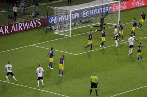 Der Freistoß von Kroos bedeutete gleichzeitig den 2:1-Siegtreffer gegen Schweden. Foto: dpa