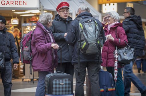 Wo geht’s hin? Wie geht’s weiter? Bahnreisende in Frankfurt. Foto: Getty Images Europe