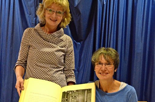 Andrea Schiller (links) und Ulrike Seiwald haben in den Archiven der Bücherei gestöbert und historische Dokumente und Fotos gesichtet. Foto: Sandra Hintermayr