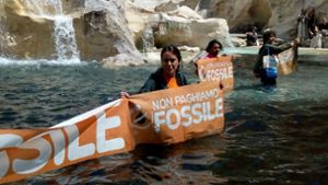 Das Wasser im Trevi-Brunnen  in Rom haben Aktivisten mit Holzkohle eingefärbt. Foto: AFP/HANDOUT