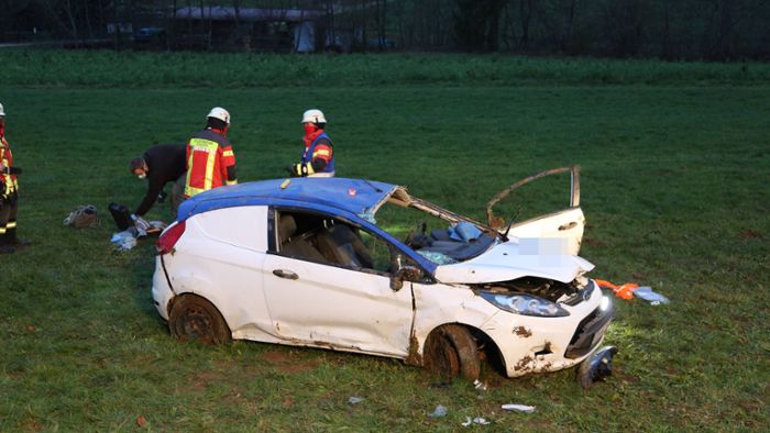 Auto überschlägt sich – 24-Jähriger ringt mit dem Tod