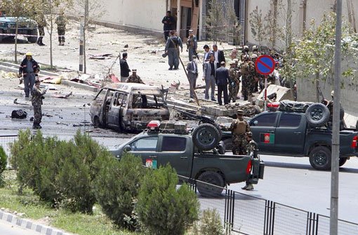 Nach der Explosion vor dem Parlament in Kabul riegeln Sicherheitskräfte das Gebäude ab. Foto: dpa