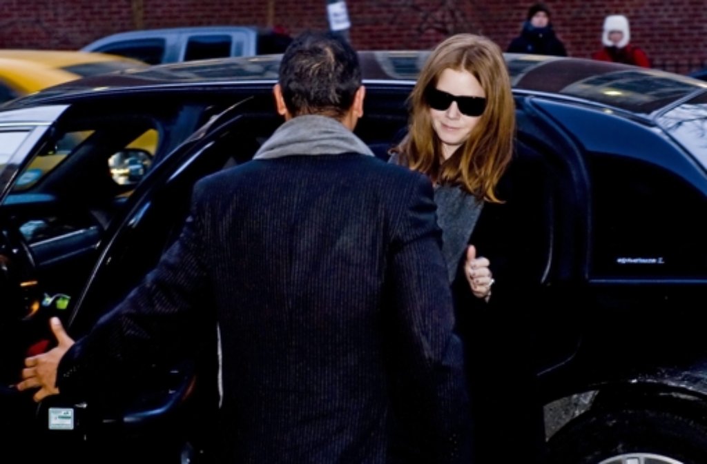 Amy Adams auf dem Weg zur Totenwache für Philip Seymour Hoffman. Foto: dpa