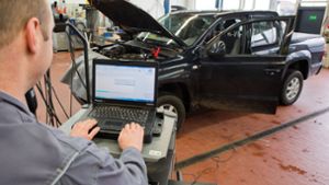 Ein Kfz-Meister lädt ein Software-Update für das Steuergerät Motorelektronik auf einen Volkswagen Amarok. (Symbolbild) Foto: dpa