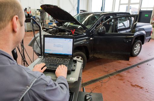 Ein Kfz-Meister lädt ein Software-Update für das Steuergerät Motorelektronik auf einen Volkswagen Amarok. (Symbolbild) Foto: dpa