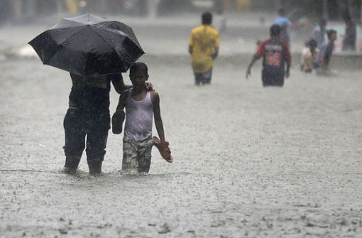 Monsun in Mumbai – dagegen hilft wirklich nur noch Plastik. Foto: AP