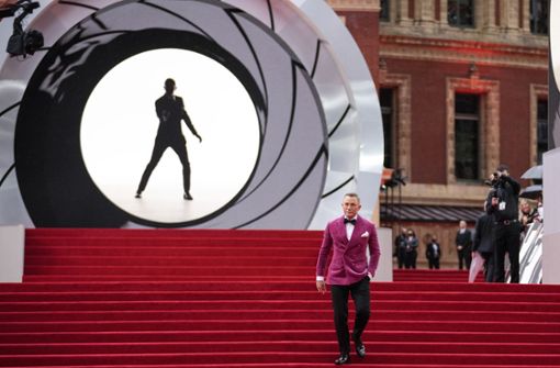 Pretty in Pink – Daniel Craig bei der neuesten Bond-Premiere Foto: dpa/Matt Dunham