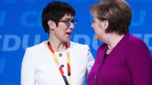 Sie sollen die CDU arbeitsteilig modernisieren: Annegret Kramp-Karrenbauer und Angela Merkel Foto: AFP