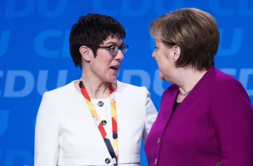 Sie sollen die CDU arbeitsteilig modernisieren: Annegret Kramp-Karrenbauer und Angela Merkel Foto: AFP