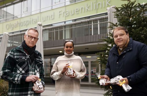 Wolfgang Schindler, Feven Assefaw und Joachim Degl (rechts) bei der Stippvisite mit Lebkuchenübergabe Foto: Karin Rebstock