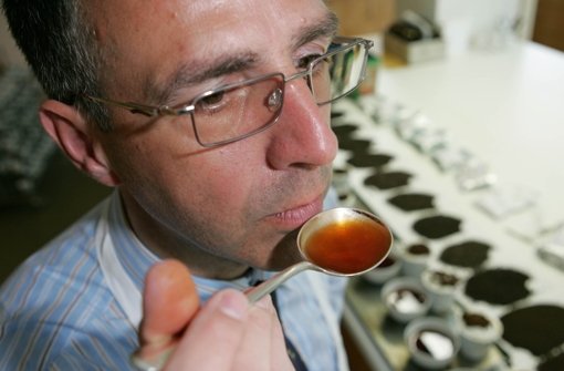 „Tea Taster“ wie Egbert Kolthoff testen  bei Proben den Tee löffelweise. In Deutschland wurden im vergangenen Jahr insgesamt 19 176 Tonnen aus Schwarz- und Grüntee getrunken  Foto: dpa Foto:  