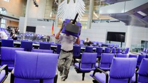 Die Neuregelung der Sitzverteilung im Bundestag bleibt vorerst bestehen. (Archivbild) Foto: dpa/Kay Nietfeld