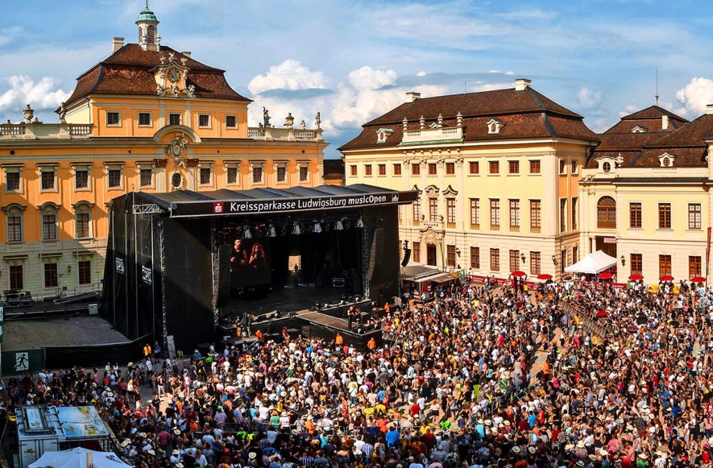 Der Schlosshof in Ludwigsburg ist am Samstag mit 10 000 Menschen restlos ausverkauft gewesen, wo  viele Bands der 90er-Jahre ein Gastspiel gaben.