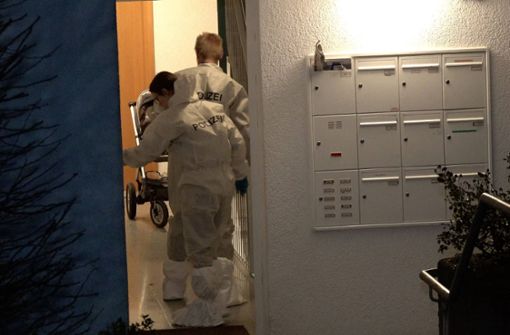 Beamte der Kriminaltechnik sichern Spuren im Wohnhaus im Westen von Ebersbach. Foto: 7aktuell.de/Alexander Hald