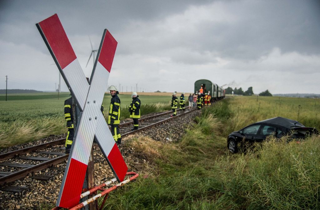 Bei einem Zusammenstoß zwischen einer Museumsbahn und einem Auto bei Waldhausen (Geislingen an der Steige) wurden zwei Personen verletzt.