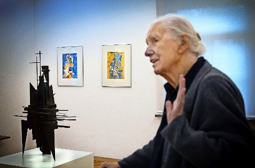 Hildegard Ruoff stellt Werke ihres verstorbenen Mannes Fritz aus. Einige der Bilder sind jetzt erstmals zu sehen. Foto: Horst Rudel