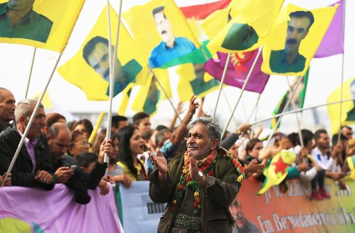 Kurden demonstrieren für ihre Rechte – mit dem Bild des PKK-Führers Öcalan. Foto: dpa