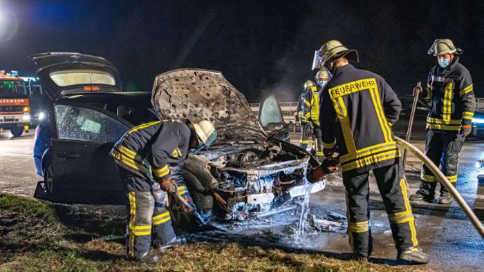 Auto geht auf der Autobahn in Flammen auf