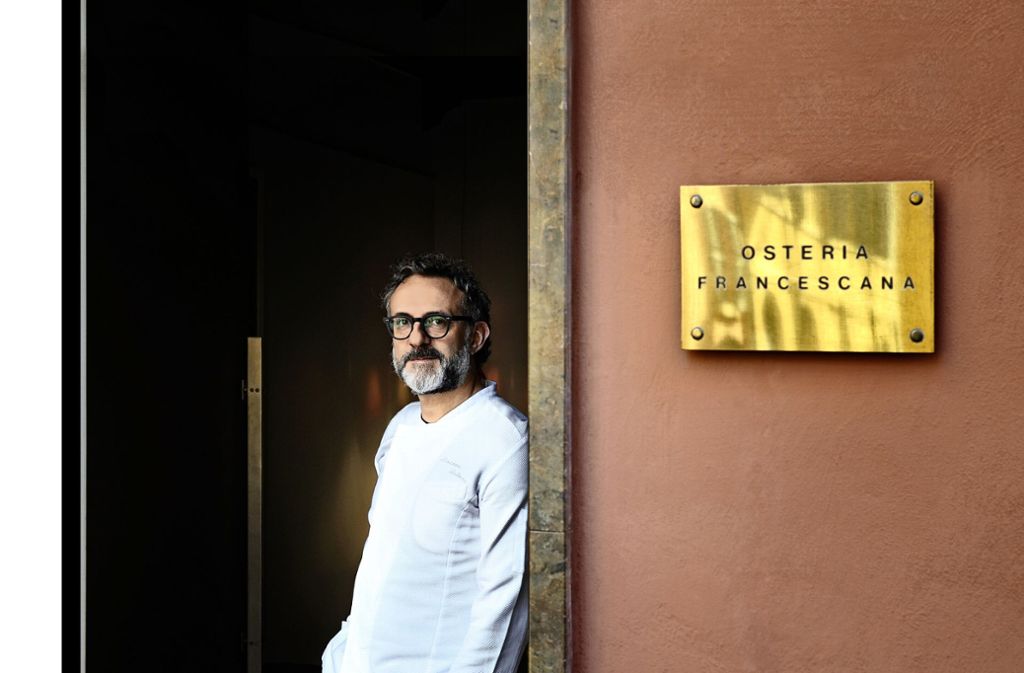 Massimo Bottura vor seinem Restaurant in Modena. Seine revolutionären Interpretationen der italienischen Küche machten ihn berühmt. Mehr in unserer Bildergalerie. Außerdem: Welche Köche  wichtig waren und heute noch sind.