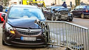 Der Opel wurde gegen ein Geländer geschoben. Foto: KS-Images.de