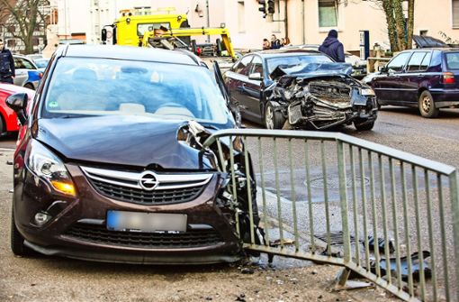 Der Opel wurde gegen ein Geländer geschoben. Foto: KS-Images.de