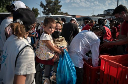 Eine Hilfsorganisation verteilt Essen an Flüchtlinge auf der griechischen Insel. Foto: AFP/LOUISA GOULIAMAKI