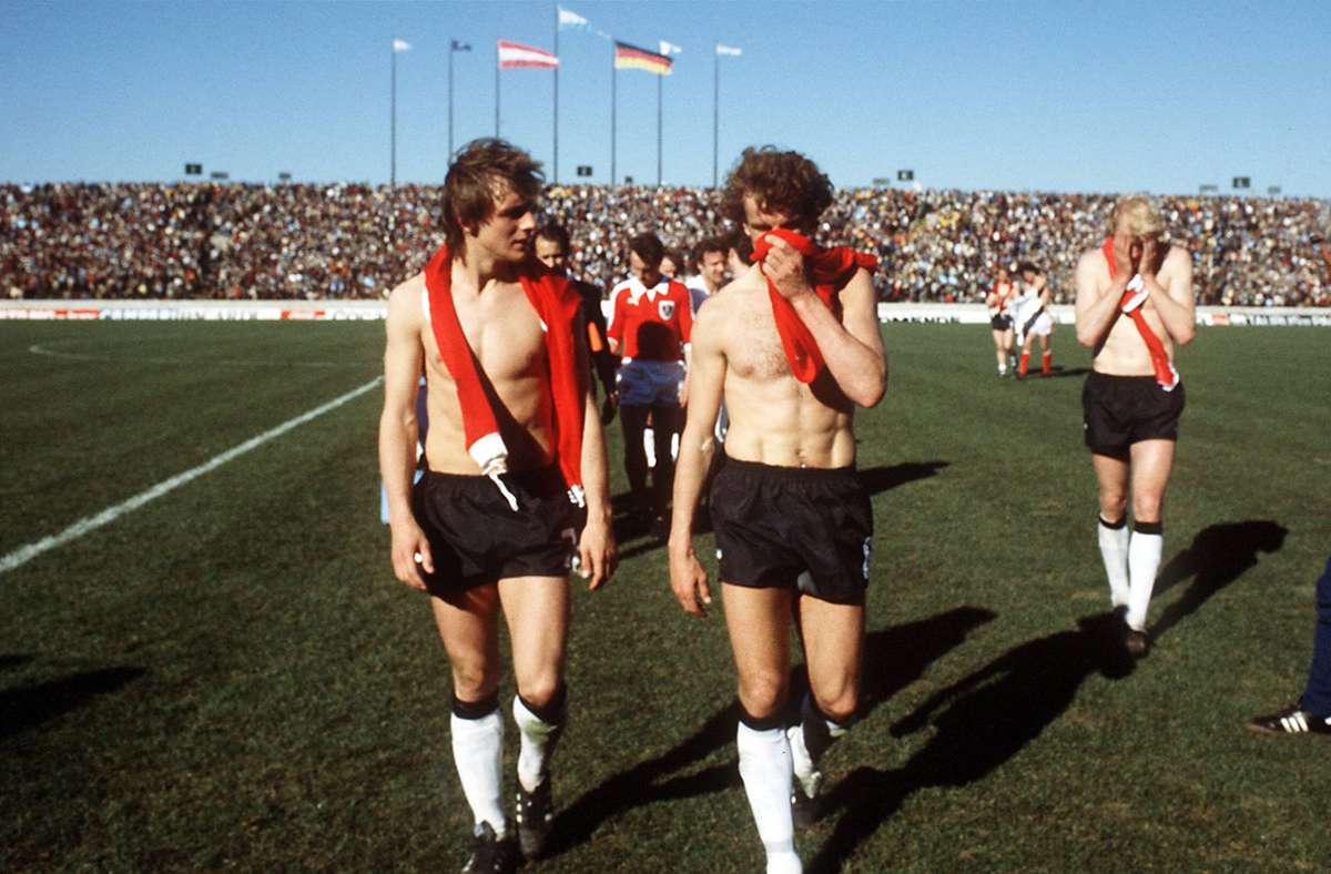 Die „Schmach von Cordoba“ – Rüdiger Abramczik, Rainer Bonhof und Rolf Rüßmann (v.li.) gehen nach dem 2:3 gegen Österreich und dem Aus bei der WM 1978 deprimiert vom Platz.