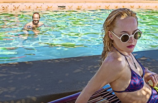 Dakota Johnson spielt in „A Bigger Splash“ die junge Penelope, die sich auf einer einsamen italienischen Urlaubsinsel mit dem älteren Harry einlässt (im Pool, gespielt von Ralph Fiennes). Foto: dpa