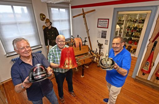 Die ehrenamtlichen Museumsmacher (von links): Rudi Gienger, Hans Dahm und Klaus Waible zeigen Helme aus  Südamerika, einen aus der Zeit der  Jahrhundertwende um 1900 und einen aus dem Kaiserreich. Foto: factum/Weise