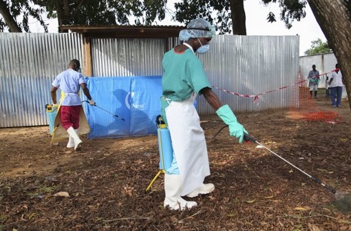 Krankenhauspersonal in Ebola-Schutzanzügen in Liberia. Foto: dpa