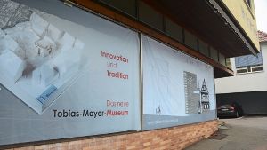 Im Schaufenster wird für das neue Museum geworben. Foto: Sandra Brock