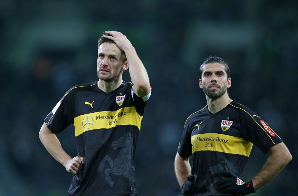 Frust pur bei Christian Gentner (links) und Emiliano Insua vom VfB Stuttgart nach der 0:3-Niederlage bei Borussia Mönchengladbach. Foto: Pressefoto Baumann