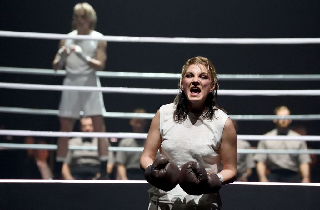 Anna im Boxring:  die Schauspielerin Josephine Köhler in den „Sieben Todsünden“