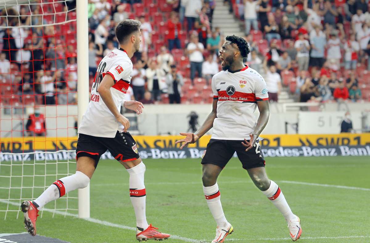 Orel Mangala (re. neben Atakan Karazor) bejubelt seinen Treffer gegen Bayer Leverkusen Foto: Baumann/Julia Rahn