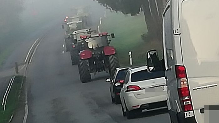 Traktoren formieren sich zur Protestfahrt