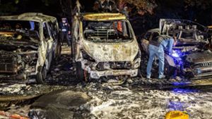 Autos in Brand gesteckt?  Polizei sucht Täter  per Hubschrauber