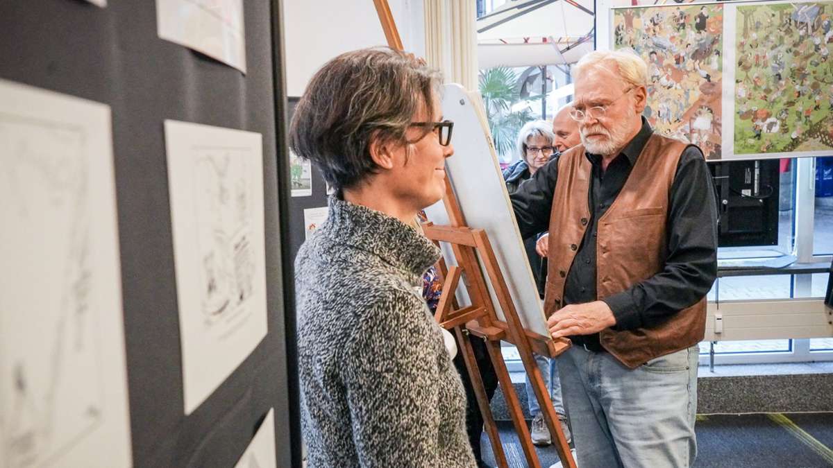 編集部の市役所での展示「ラフが止まる」 – ファンがお辞儀をする