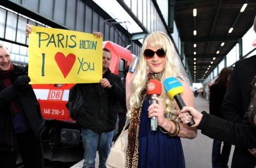 Nein, das ist nicht die echte Paris Hilton- die ließ am Freitag auf sich warten. Foto: dapd