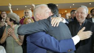 Jubel bei den Grünen: OB Fritz Kuhn umarmt den Stuttgarter Bundestagsabgeordneten Cem Özdemir. Foto: Lichtgut