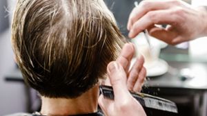 Angehenden Friseuren in Ostdeutschland winken  besonders  hohe Gehaltsaufbesserungen, wenn  das  neue Gesetz in Kraft tritt. Foto: picture alliance / Markus Scholz