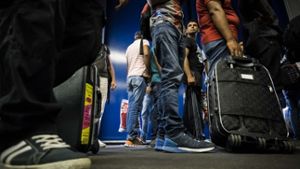 In der Schleyerhalle stehen die Flüchtlinge Schlange – einige von ihnen fordern jetzt ein schnelleres Asylverfahren Foto: Lichtgut/Max Kovalenko