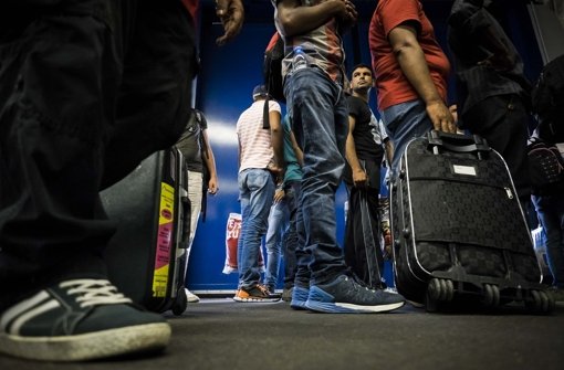 In der Schleyerhalle stehen die Flüchtlinge Schlange – einige von ihnen fordern jetzt ein schnelleres Asylverfahren Foto: Lichtgut/Max Kovalenko