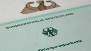 Ab wann können Einwanderer den deutschen Pass bekommen? Hier soll es neue Regeln geben. Foto: dpa/Fernando Gutierrez-Juarez