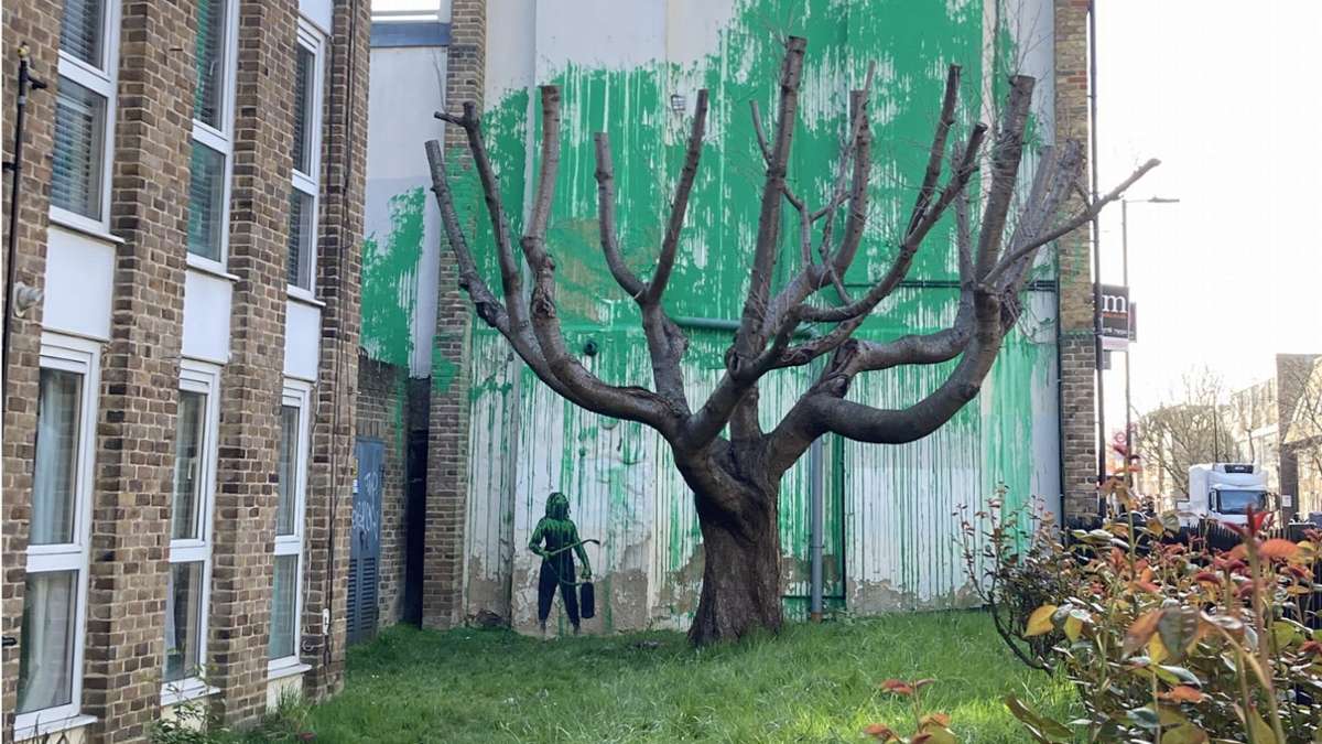Banksys neues Werk in London: Grüne Farbe hinter kahlem Baum